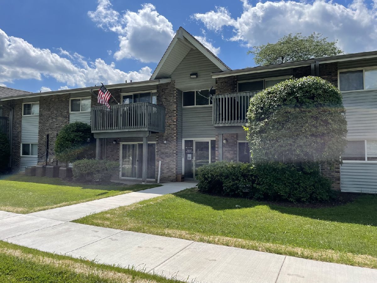 Condominiums Rented Waterfall Glen Willowbrook Illinois, 16W505 Mockingbird