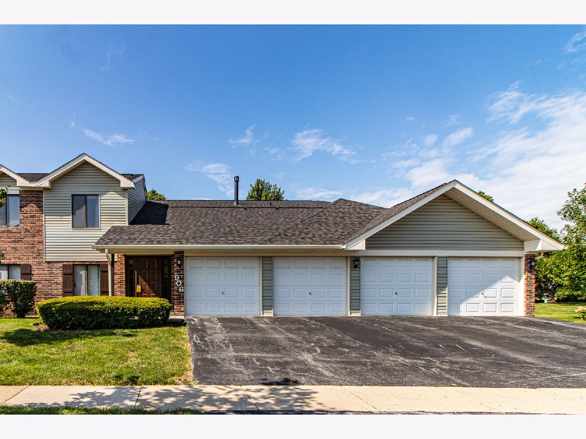 Condominiums Sold Cross Creek Roselle Illinois, 906 Cross Creek