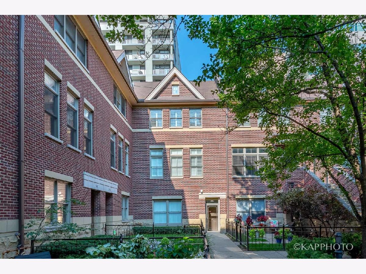 Townhomes & Condos Rented Commonwealth Chicago Illinois, 1942 Prairie