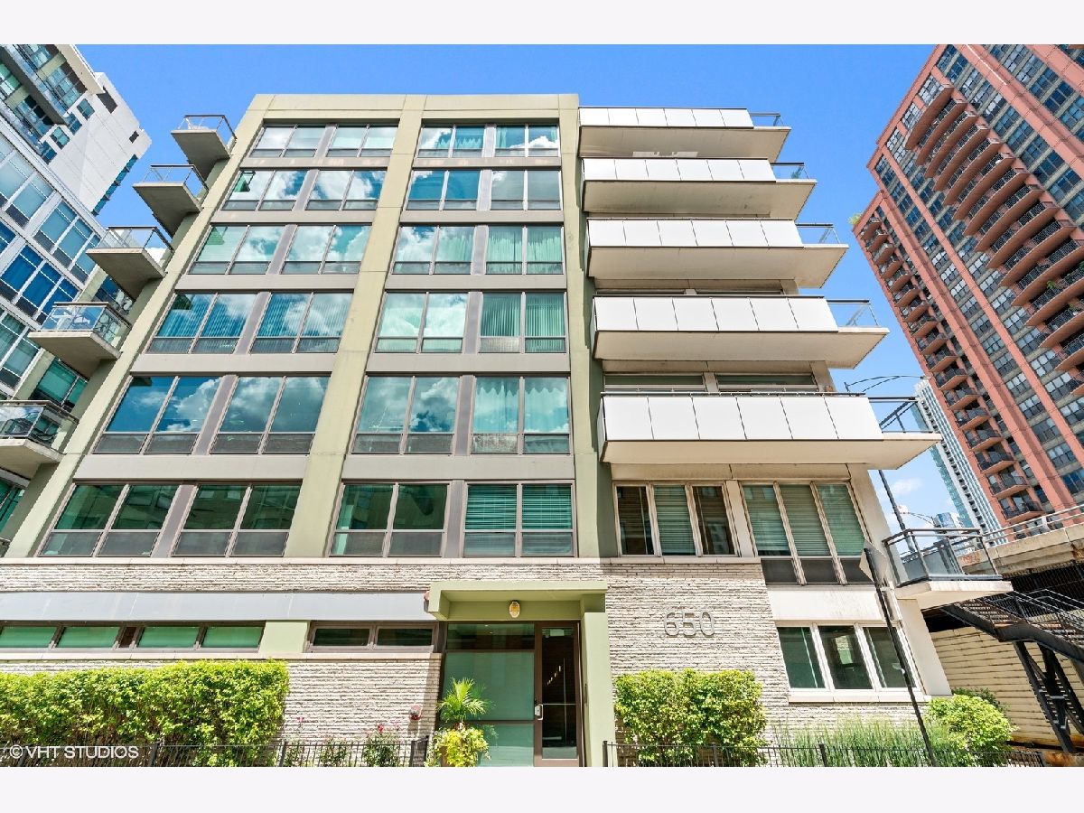 Condominiums Rented Trio Chicago Illinois, 650 Wayman