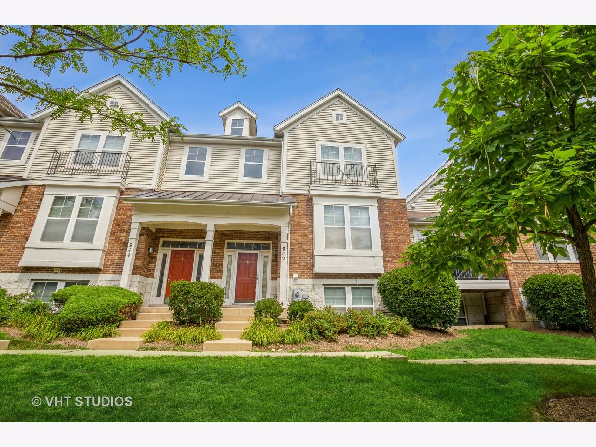 Townhomes Sold Villas Of Cambridge Streamwood Illinois, 942 Tuscany
