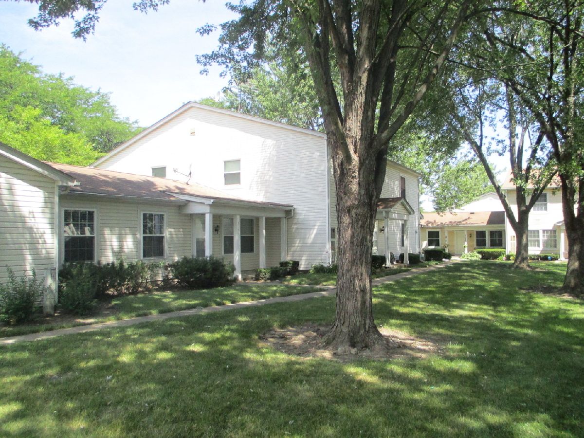 Townhomes & Condos Rented Heritage Manor Palatine Illinois, 2151 Dogwood