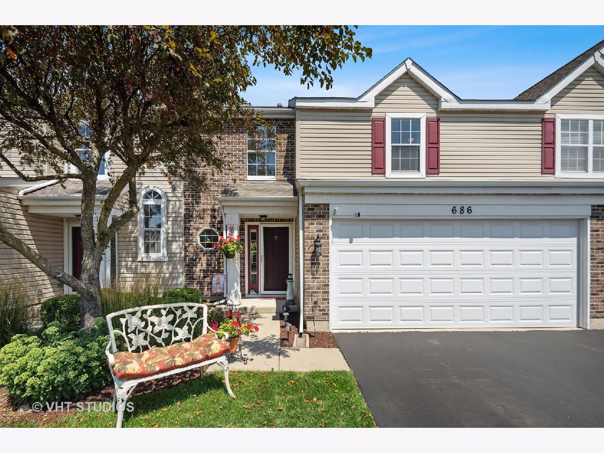 Townhomes Sold Mistwood Crystal Lake Illinois, 686 Savannah