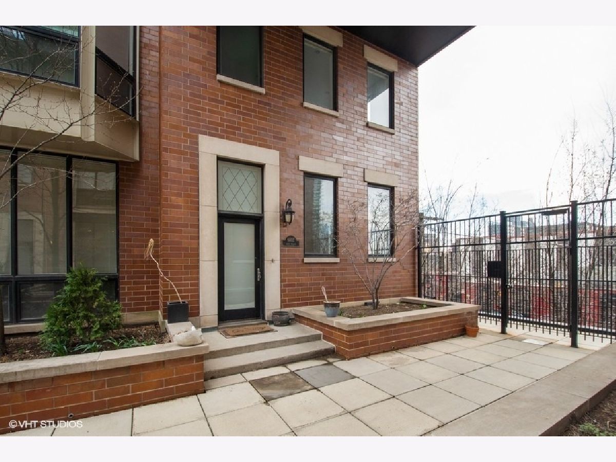 Townhomes Rented Fulton Court Chicago Illinois, 660 Fulton