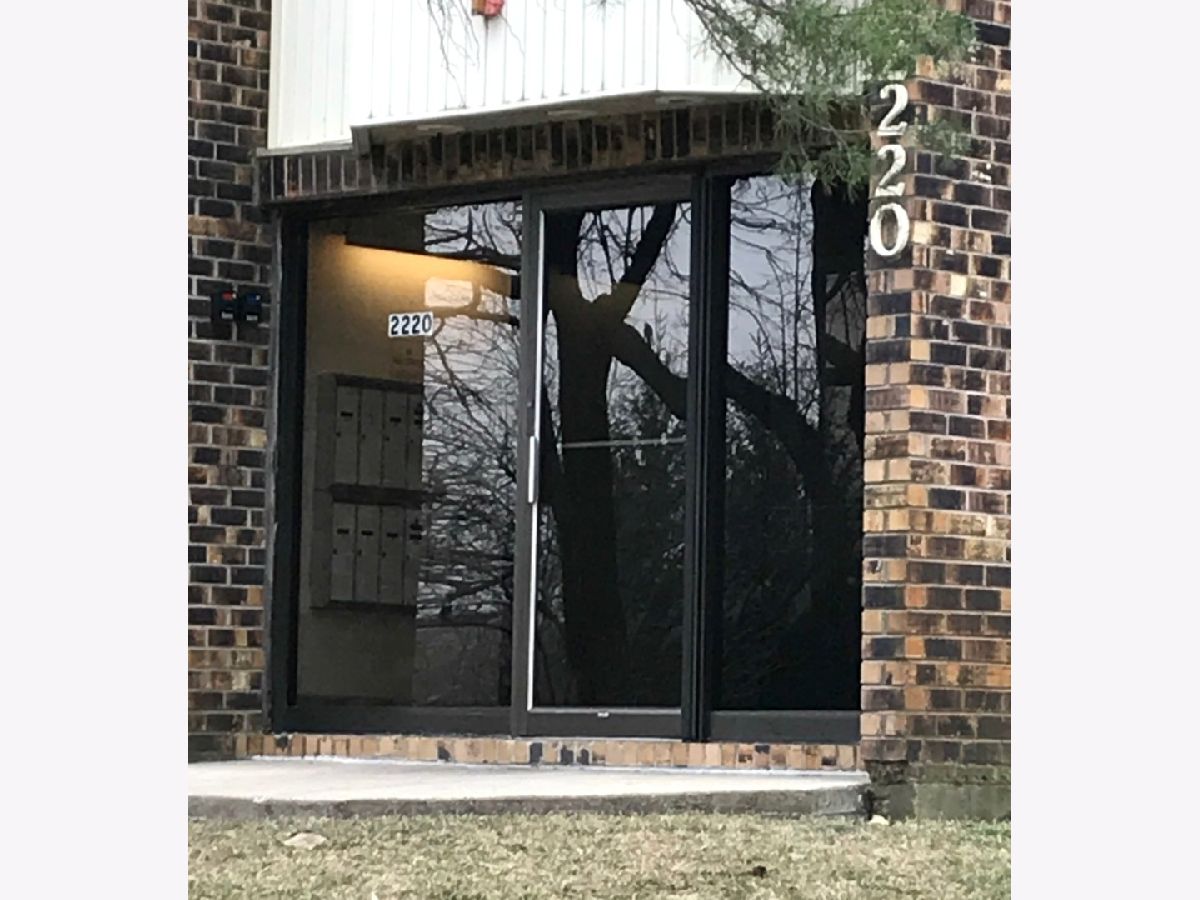 Condominiums & Homes Rented Country Club Woodridge Illinois, 2220 Country Club