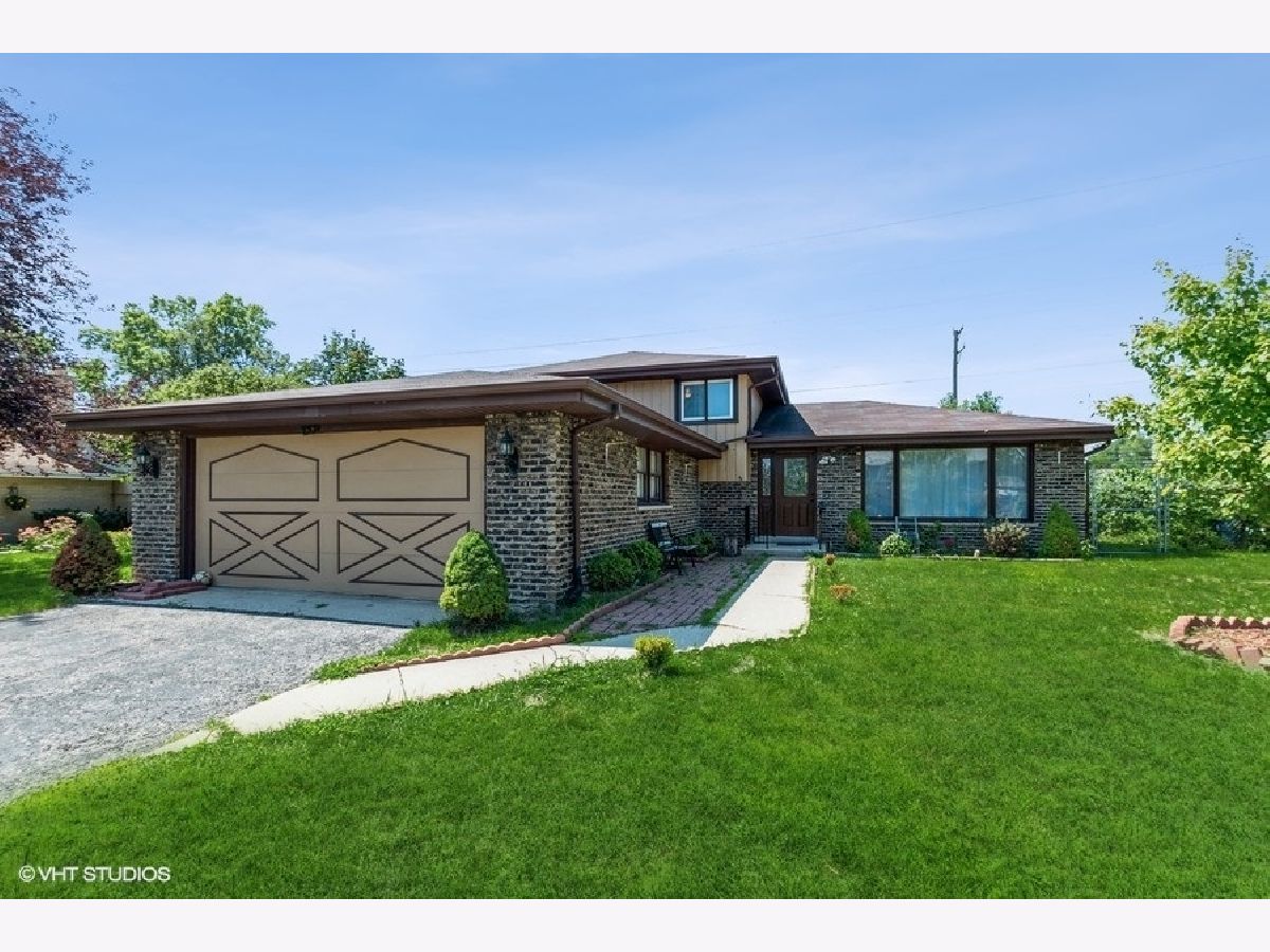Homes Rented Oakwood Hills Palos Hills Illinois, 10518 Michael