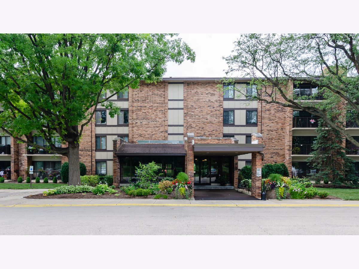 Lake Hinsdale Village Willowbrook IL, Condos & Townhomes For Sale & For