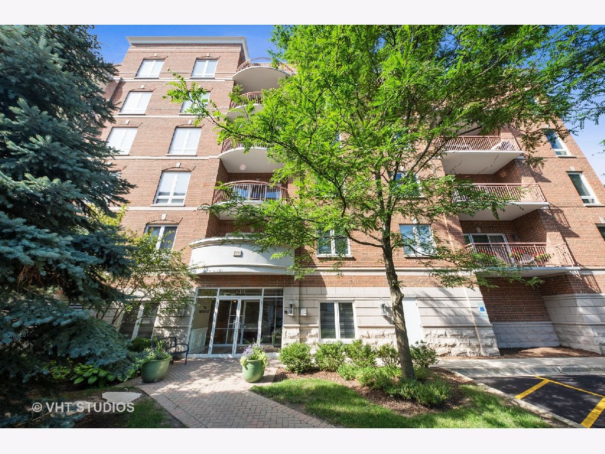 Condominiums Sold The Waterford Of Des Plaines Des Plaines Illinois, 819 Graceland