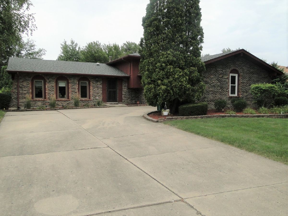 Homes Sold Country West Shorewood Illinois, 1106 Rushwood
