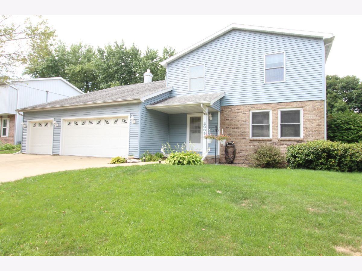 Homes & Condos & Townhomes Sold Blooming Grove Bloomington Illinois, 2009 Hidden Lake