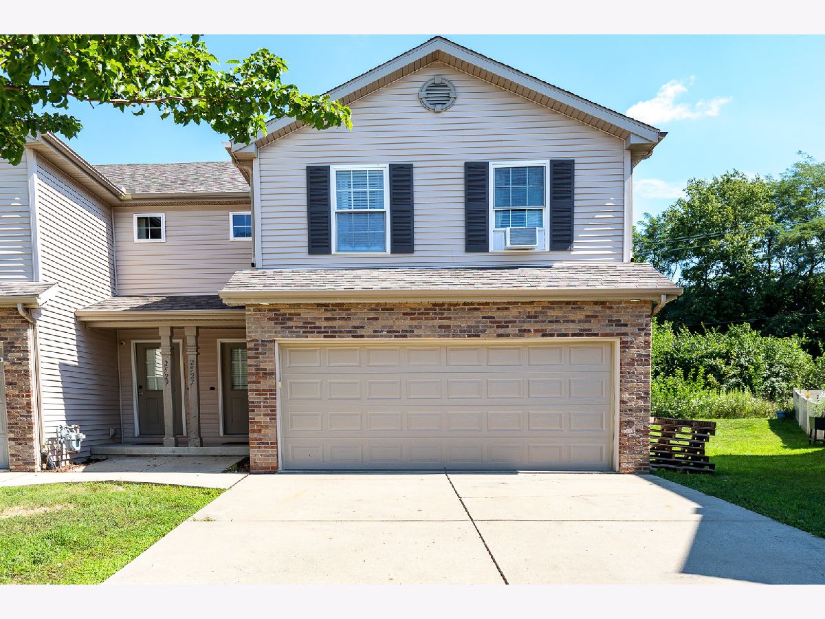 Homes & Condos & Townhomes Sold Fox Hollow Bloomington Illinois, 2527 Fox Trot