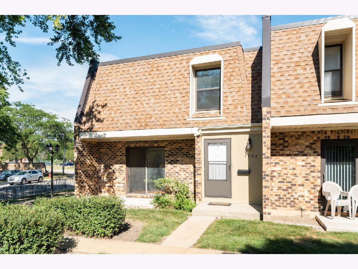 Condominiums & Homes Sold Country Club Woodridge Illinois, 7702 Woodward