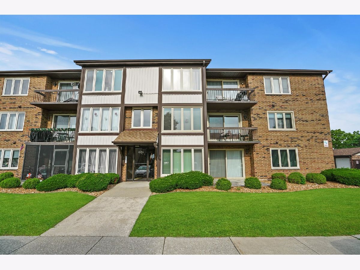 Condominiums & Homes Rented Fieldcrest Crestwood Illinois, 4924 Circle