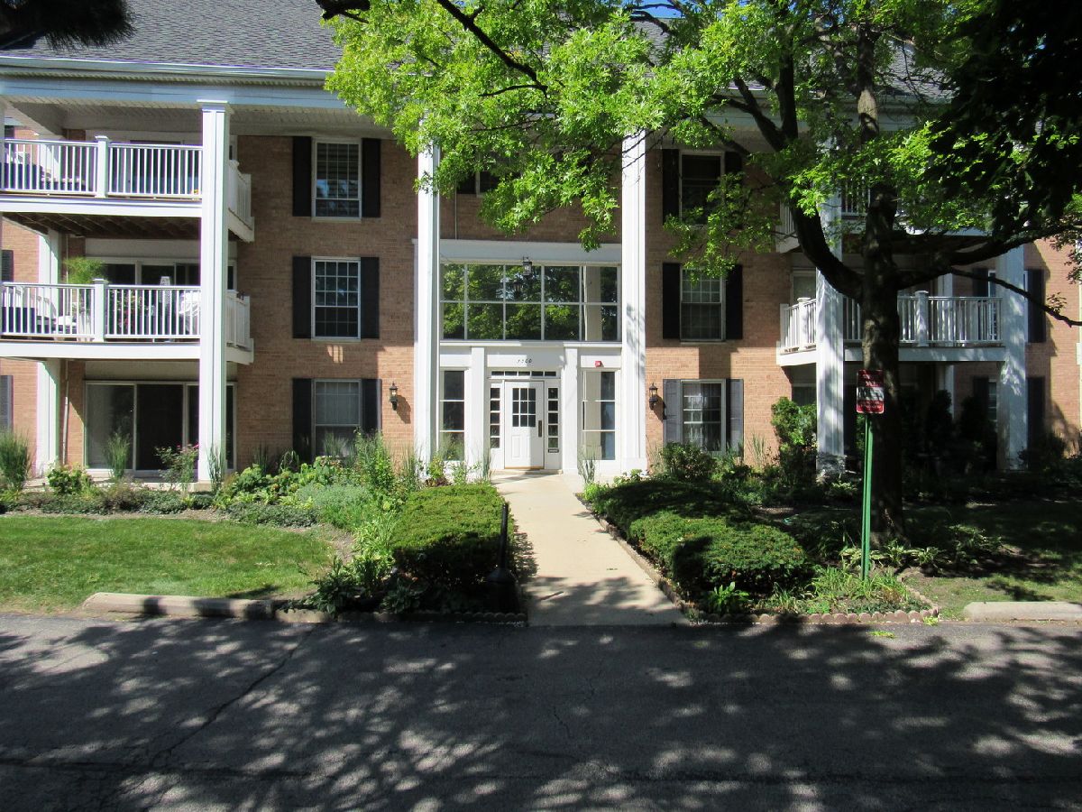 Condominiums Sold Three Fountains On The Lake Rolling Meadows Illinois, 5500 Carriageway