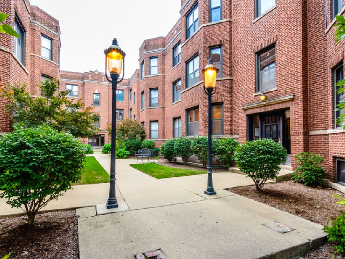 Condominiums Rented Cornelia Gardens Chicago Illinois, 903 Cornelia