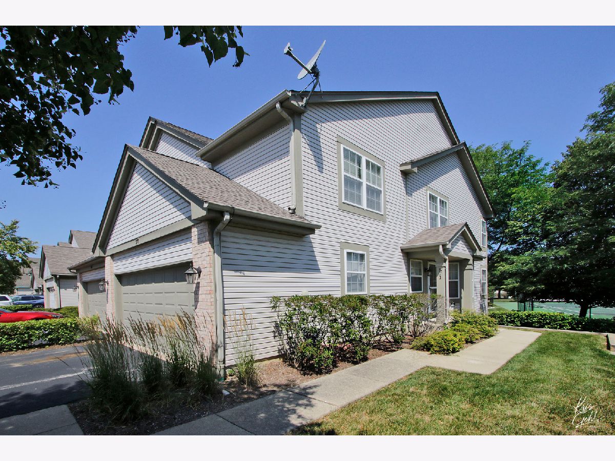 Homes & Townhomes & Condos Rented Country Place Lindenhurst Illinois, 571 Willow