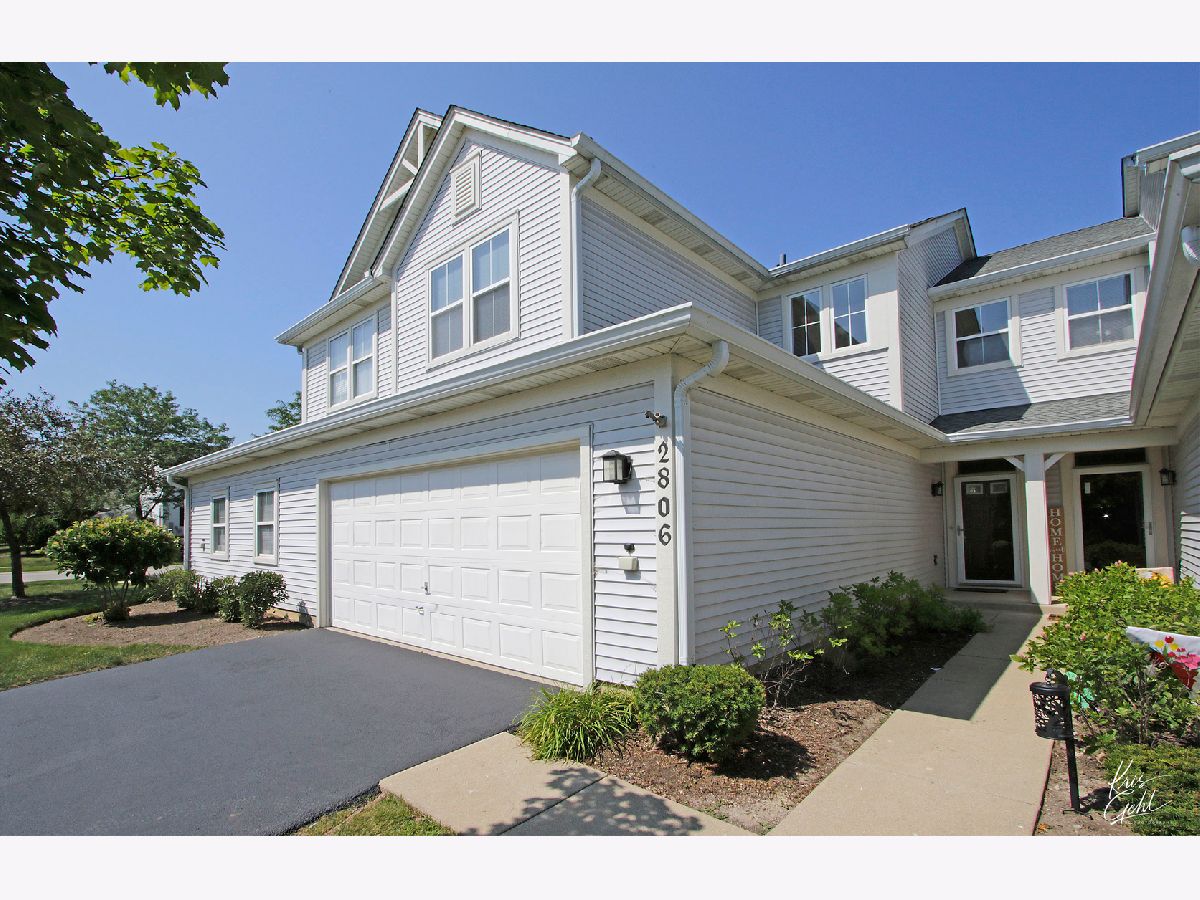 Townhomes & Condos Rented Falling Waters Lindenhurst Illinois, 2806 Falling Waters
