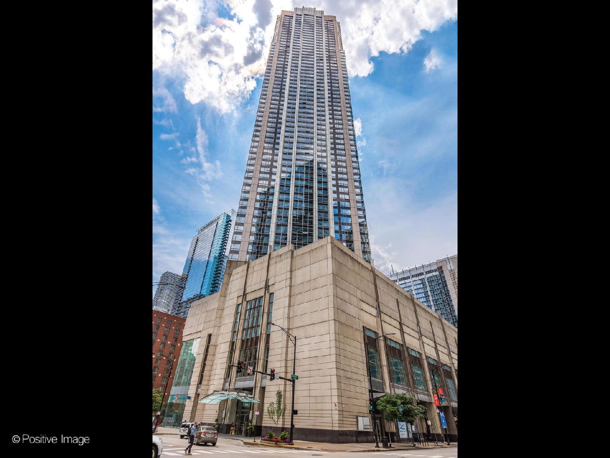 Condominiums For Sale River East Chicago Illinois, 512 Mcclurg Court