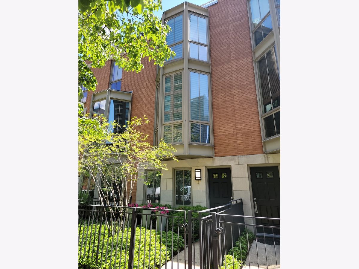 Townhomes Sold East Water Place Chicago Illinois, 441 Mcclurg