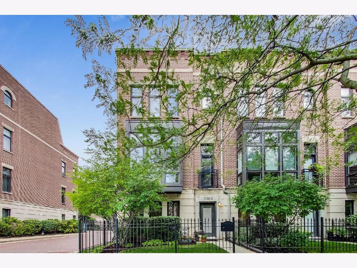 Townhomes & Condos & Homes Sold Columbia Place Chicago Illinois, 2861 Hermitage