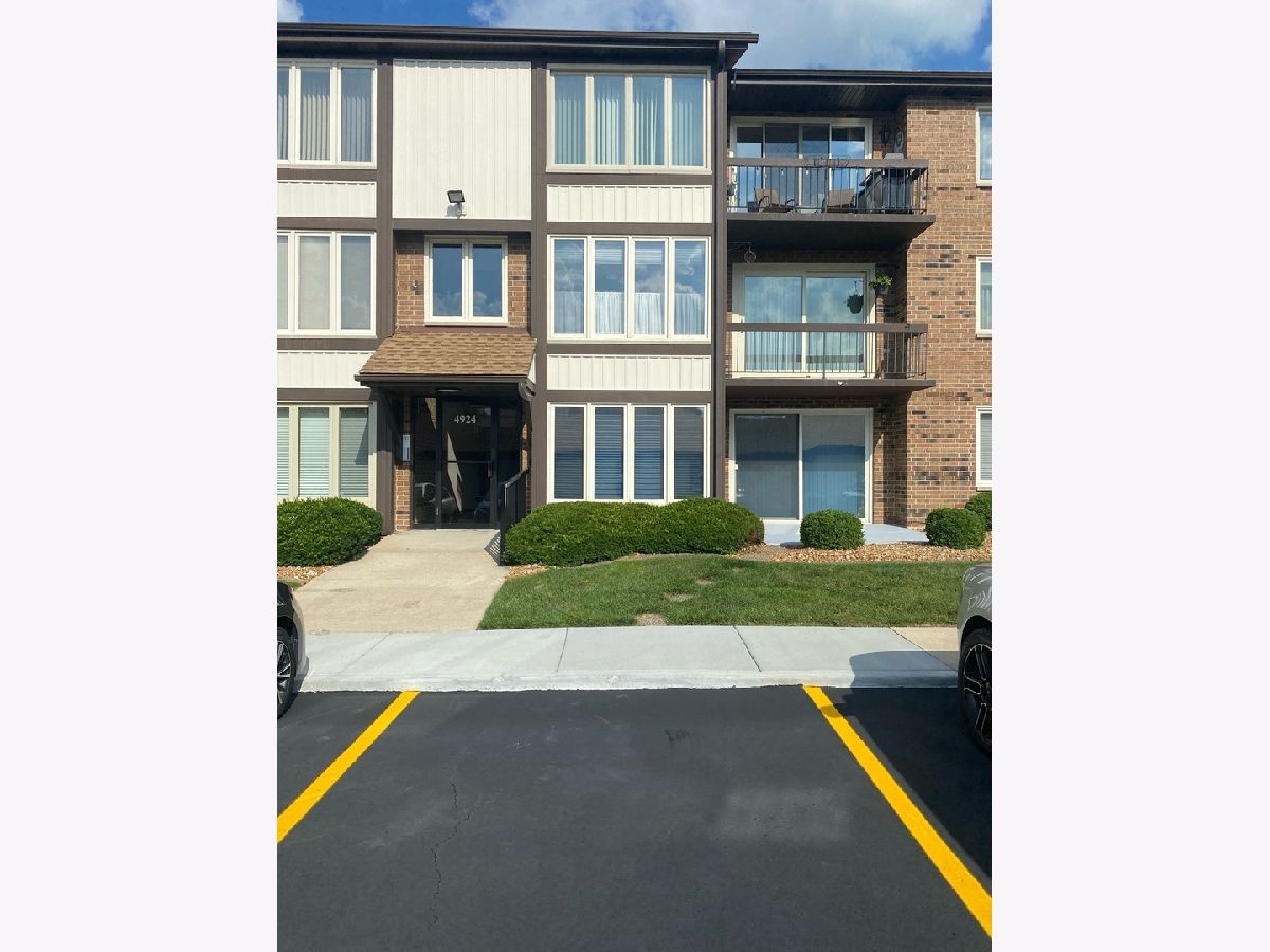 Condominiums & Homes Rented Fieldcrest Crestwood Illinois, 4924 Circle