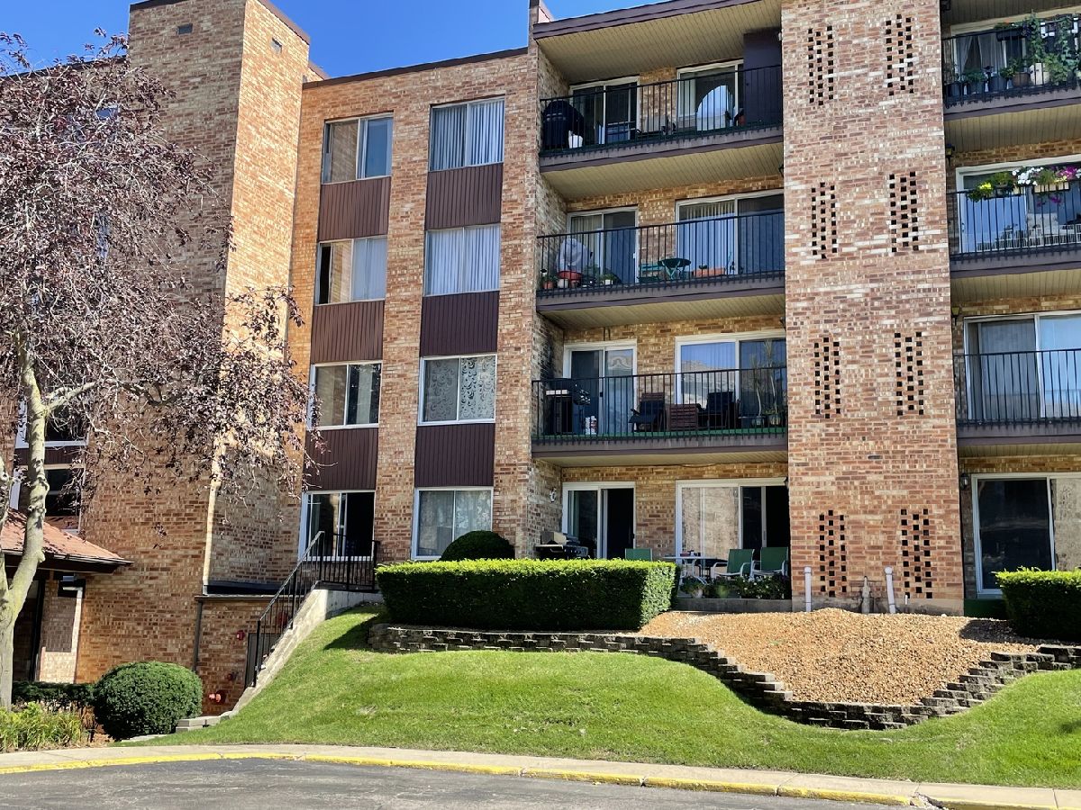 Condominiums Sold Hunt Club On The Lake Mount Prospect Illinois, 500 Huntington Commons