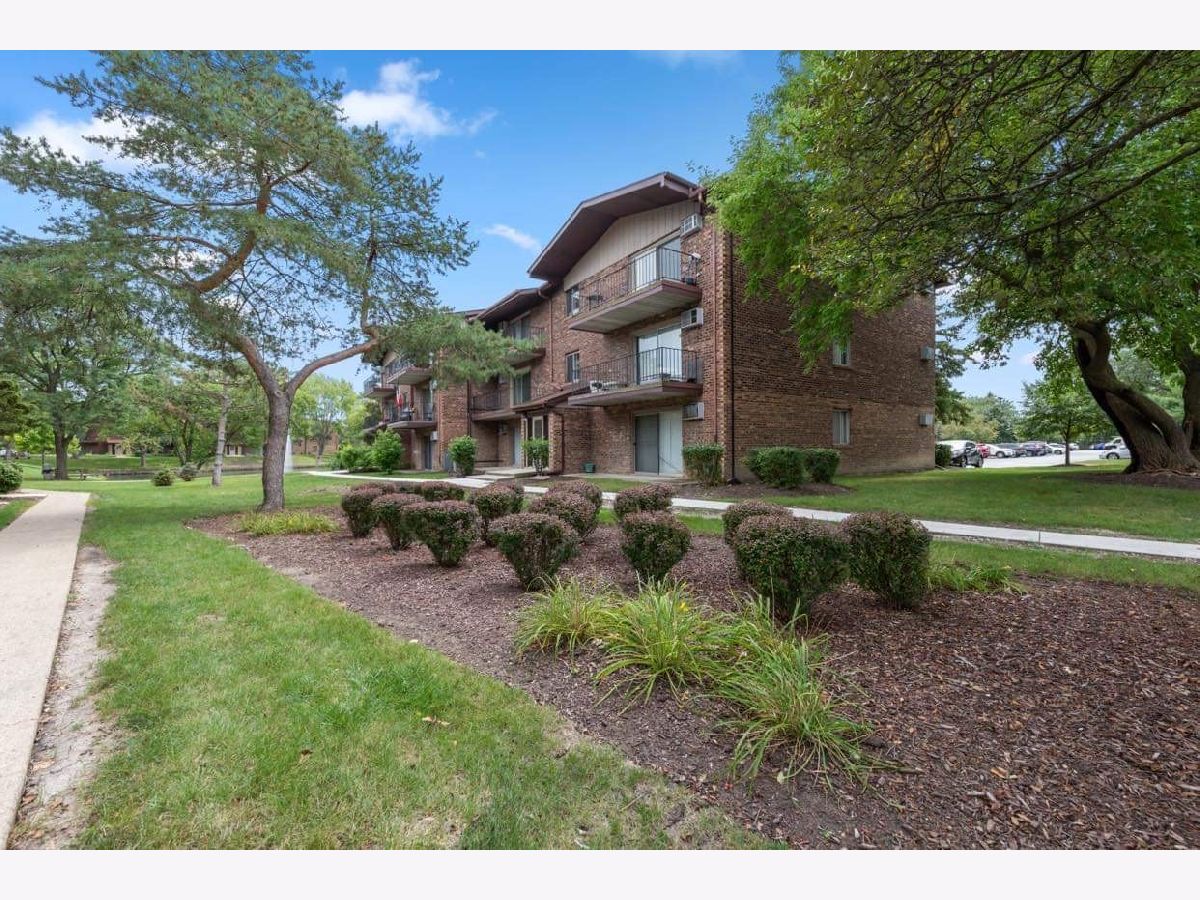Condominiums Sold Waterbury Woodridge Illinois, 2544 Waterbury