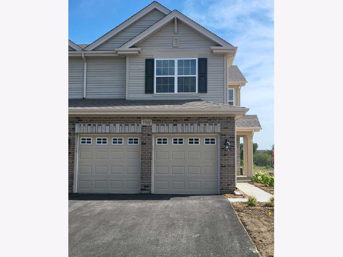 Townhomes Rented Deerbrook Place Aurora Illinois, 1801 Turtle Creek