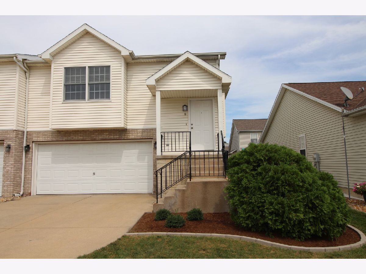 Condos & Townhomes & Homes Sold Lake Ridge Bloomington Illinois, 8 Lake Trail