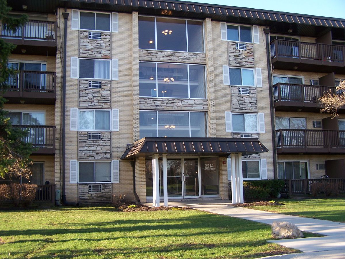 Condominiums & Homes Rented Evergreen Court Arlington Heights Illinois, 2214 Goebbert