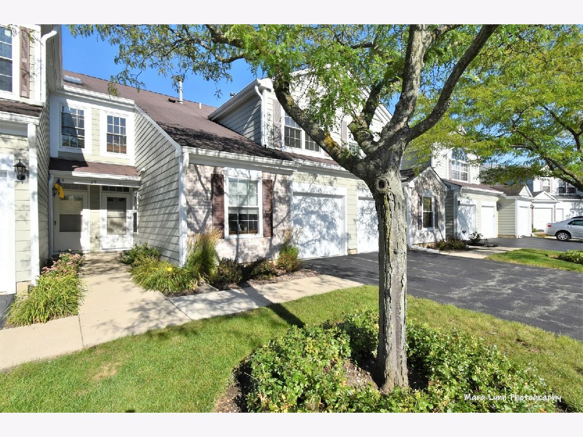 Manors Of Oak Knoll Streamwood IL, Townhomes & Condos & Homes For Sale