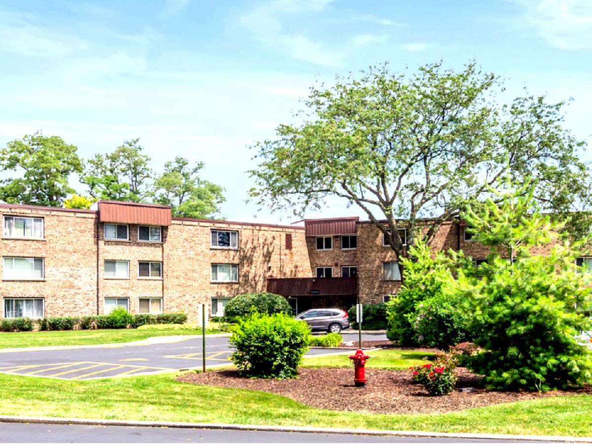 Condominiums Rented Brookwood Rolling Meadows Illinois, 2600 Brookwood Way