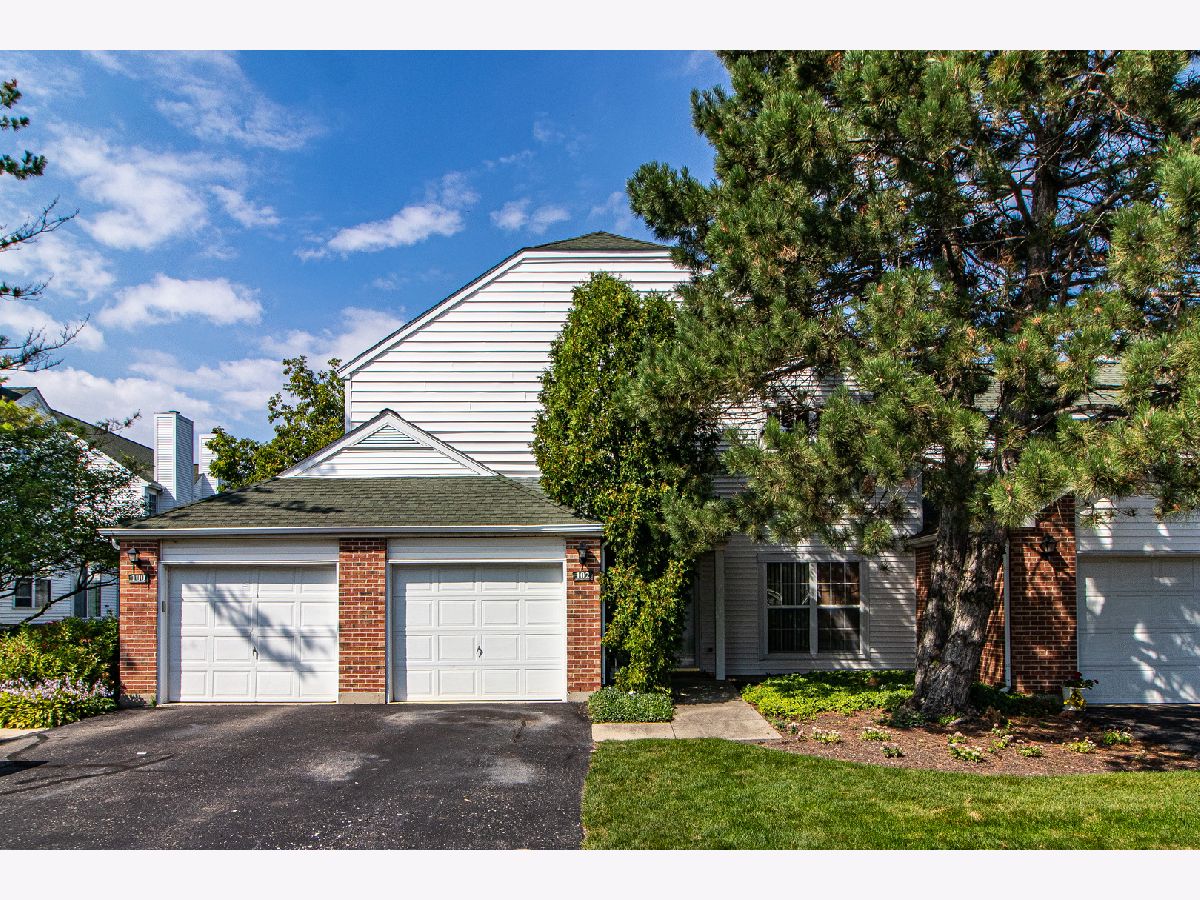 The Hamptons Lake Bluff IL, Townhomes & Condos For Sale & For Rent