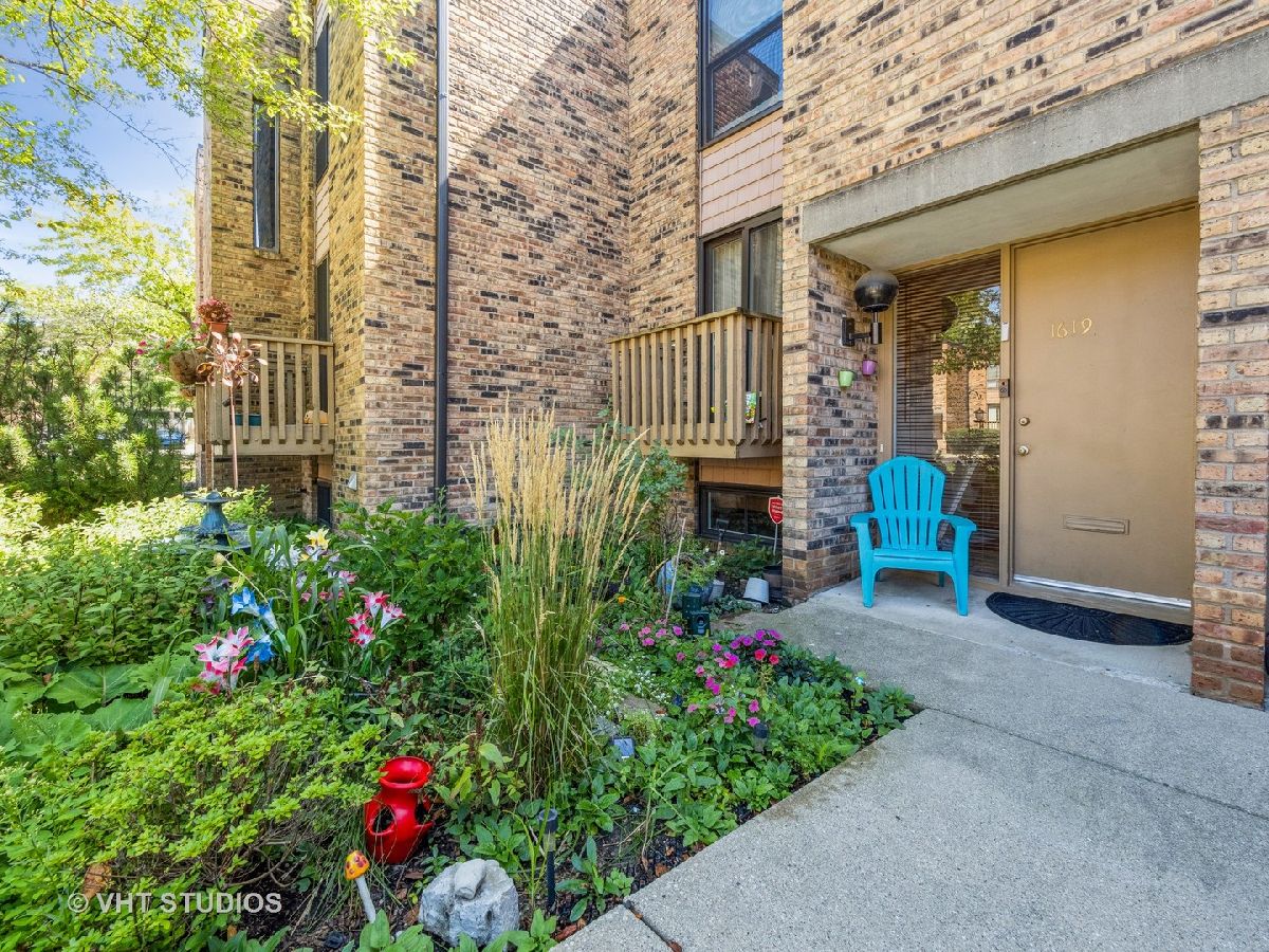 Condos & Townhomes Sold Walden Schaumburg Illinois, 1619 Waxwing