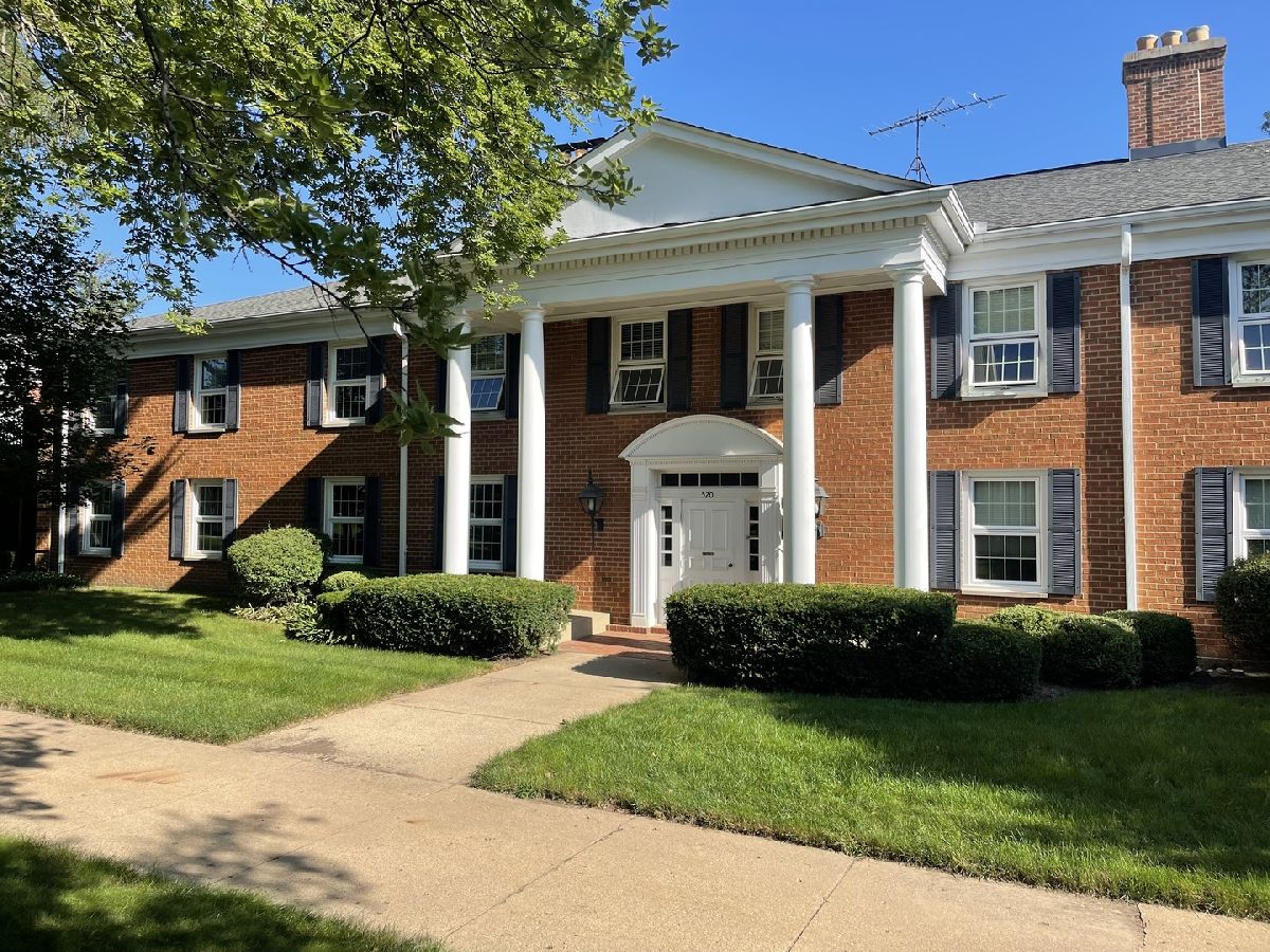 Condominiums Sold Coventry Club Crystal Lake Illinois, 520 Devonshire