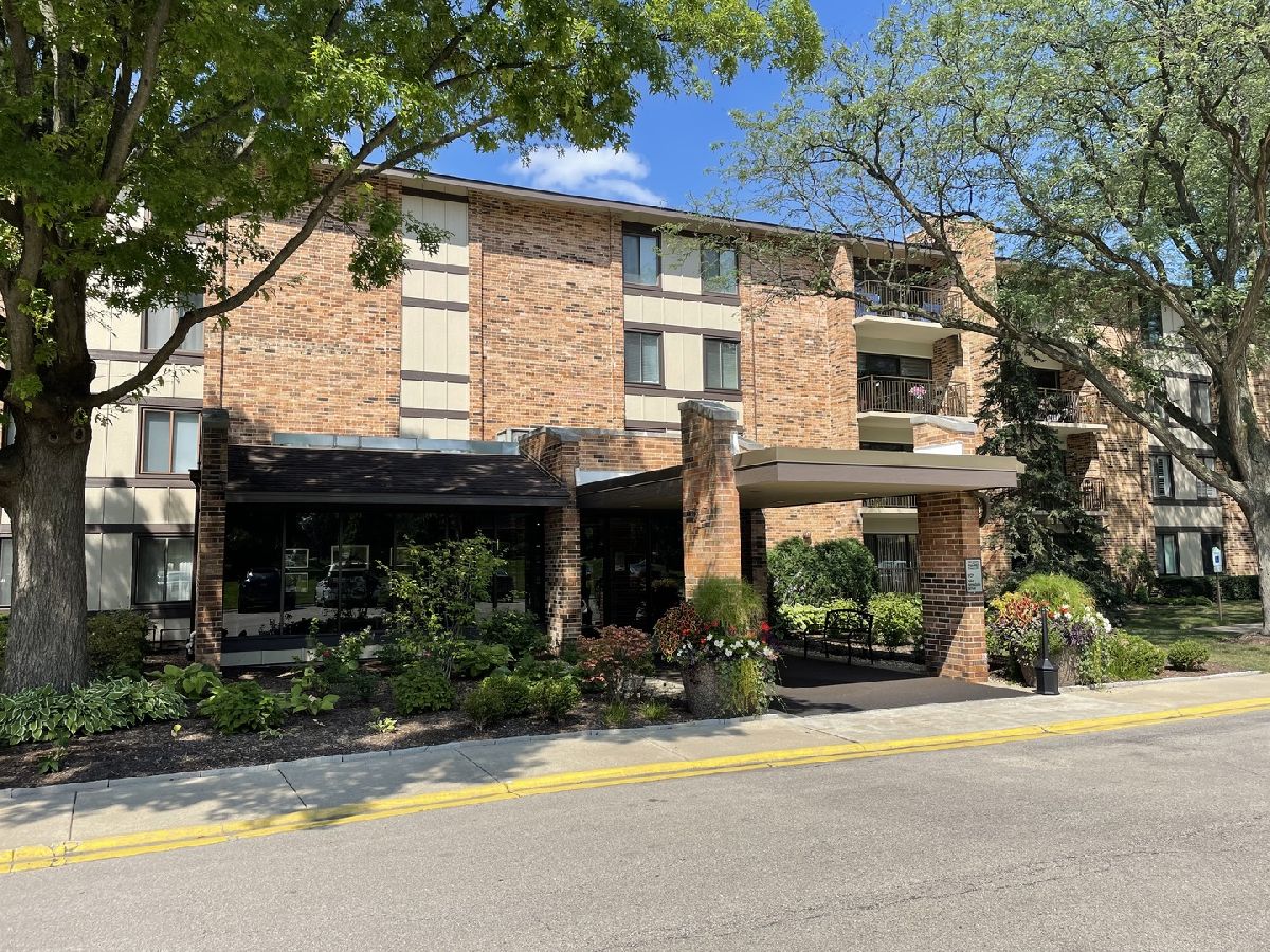 Lake Hinsdale Village Willowbrook IL, Condos & Townhomes For Sale & For