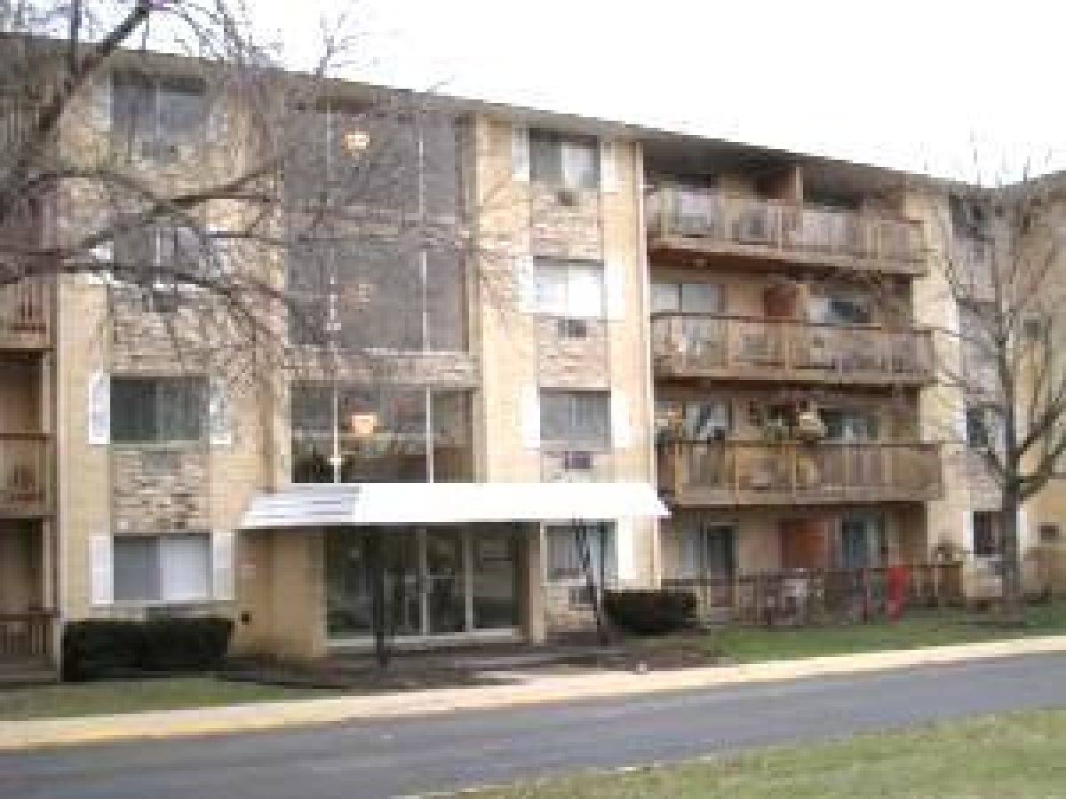 Condominiums & Homes Sold Evergreen Court Arlington Heights Illinois, 2222 Goebbert