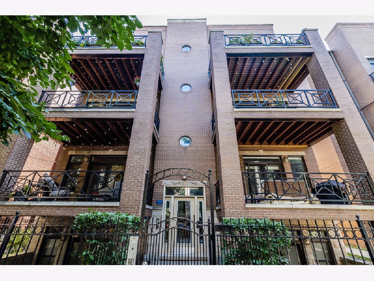 Condominiums Rented Peoria Row Of River West Chicago Illinois, 669 Peoria