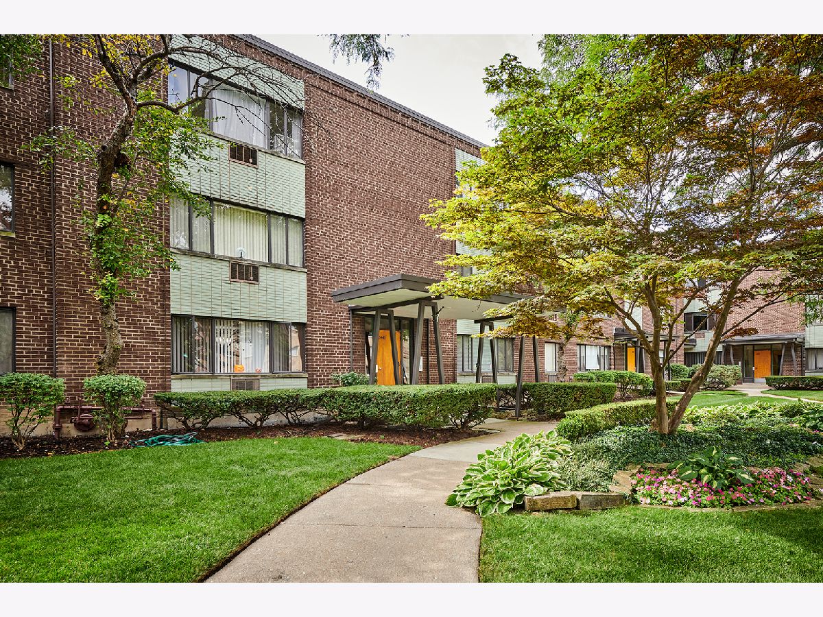 Condominiums Rented Hollywood Park Condos Chicago Illinois, 3441 Bryn Mawr