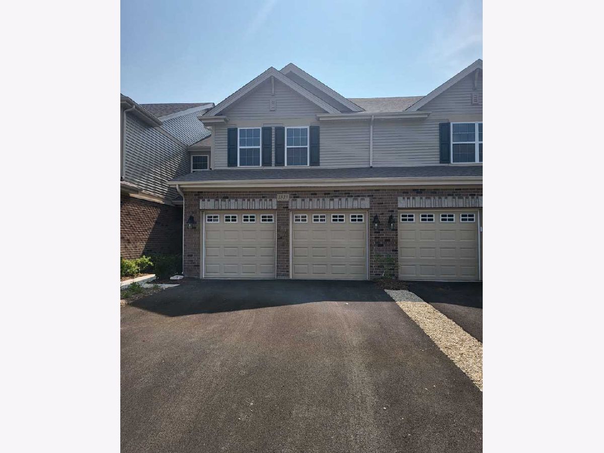 Townhomes Rented Deerbrook Place Aurora Illinois, 1813 Turtle Creek