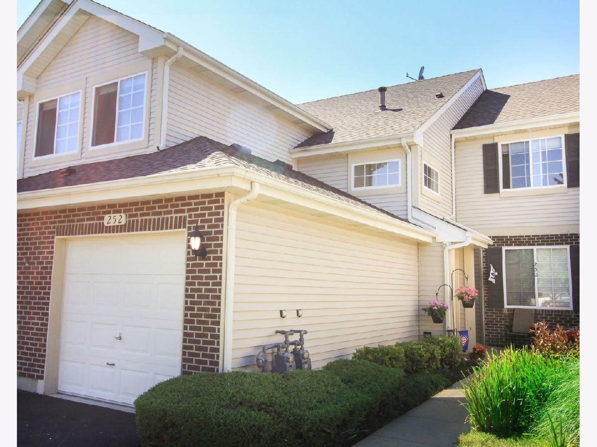Townhomes & Condos Rented Red Rock Schaumburg Illinois, 252 Camel Bend