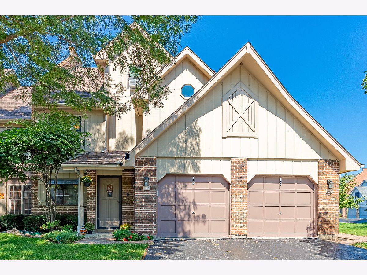 Townhomes & Condos Sold Beck Lake Des Plaines Illinois, 107 Country