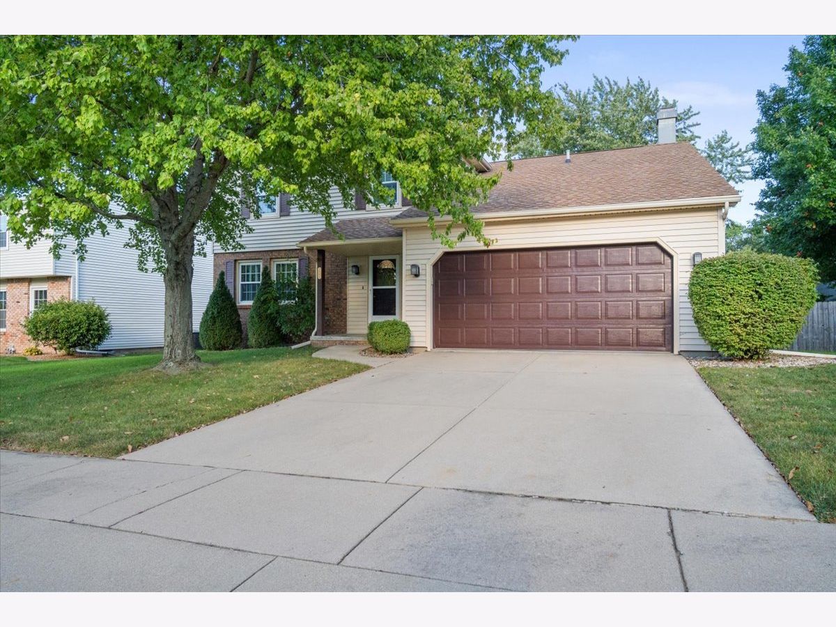 Homes & Condos & Townhomes Sold Blooming Grove Bloomington Illinois, 2004 Fallen Oak