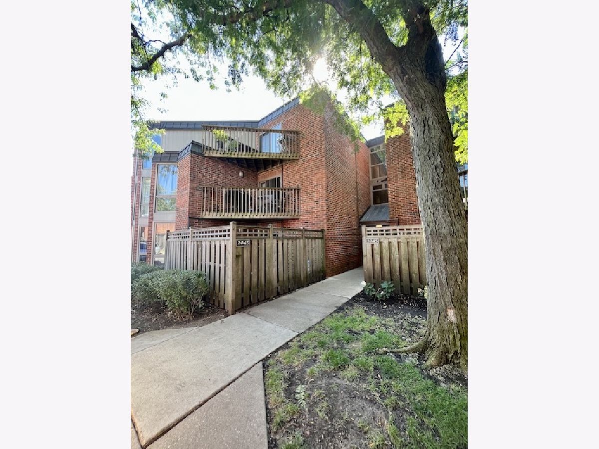 Condos & Townhomes Rented Oz Park Gardens Chicago Illinois, 2045 Larrabee