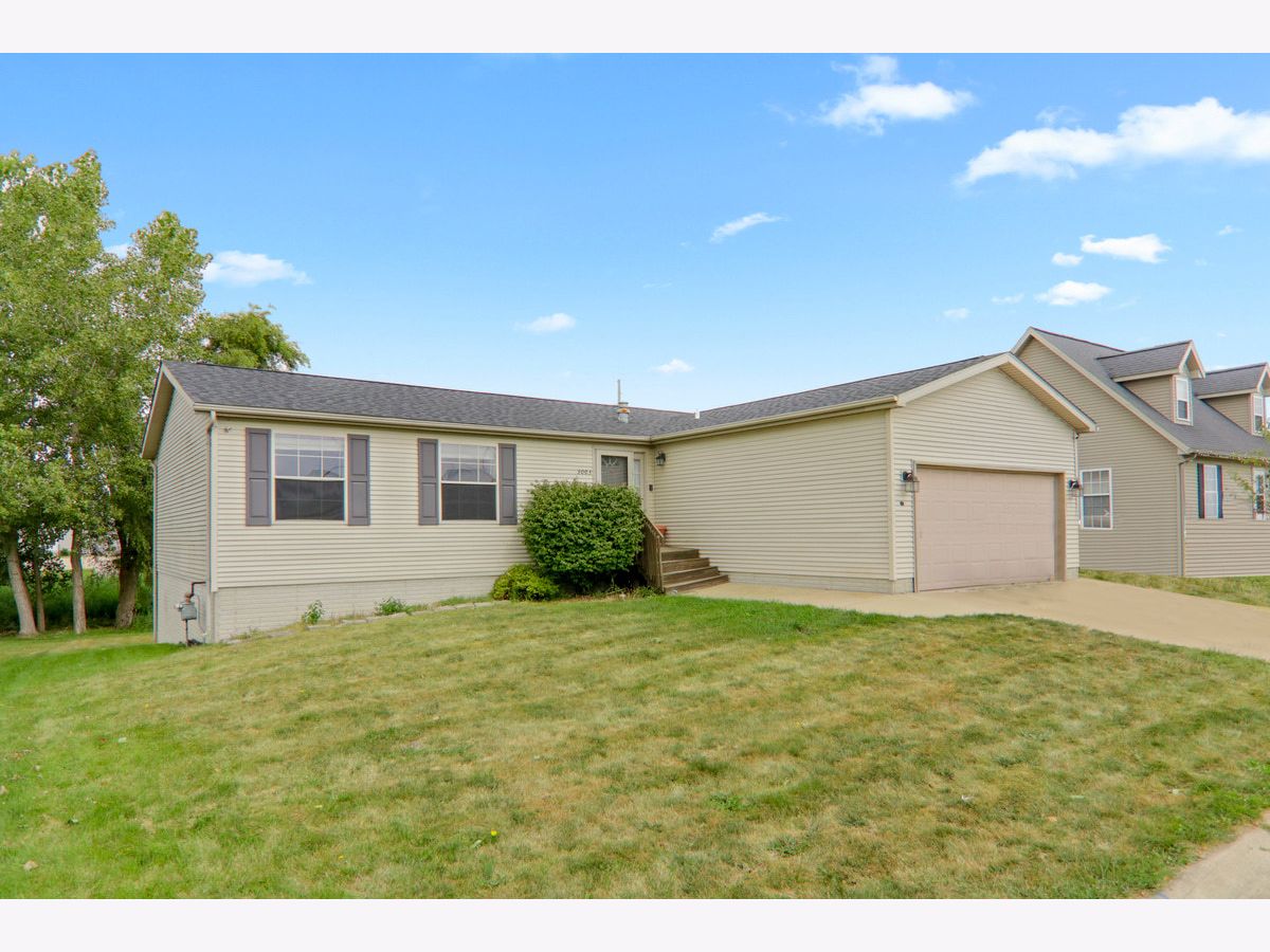 Homes & Condos & Townhomes Sold Beich Place Bloomington Illinois, 3003 Geranium