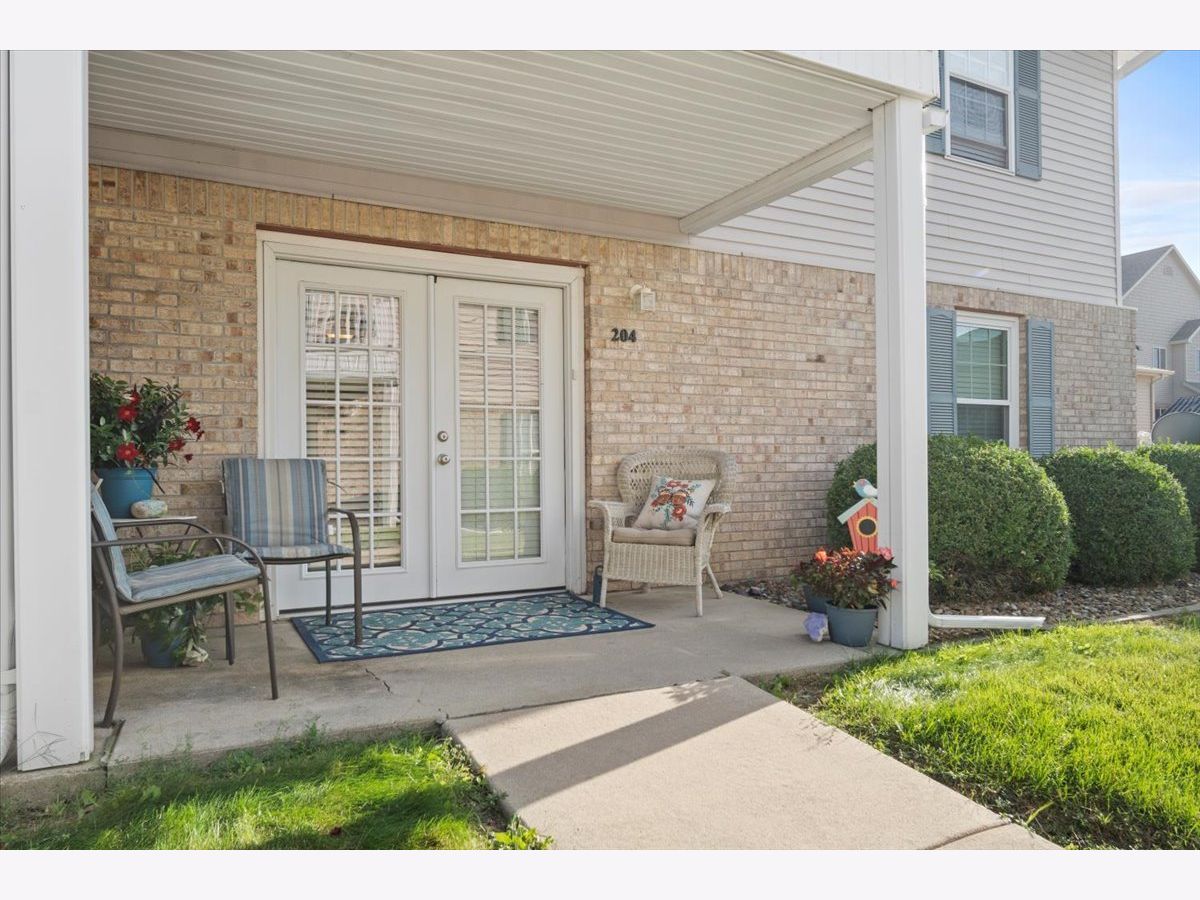 Condos & Townhomes Sold Airport Park Bloomington Illinois, 1040 Ekstam