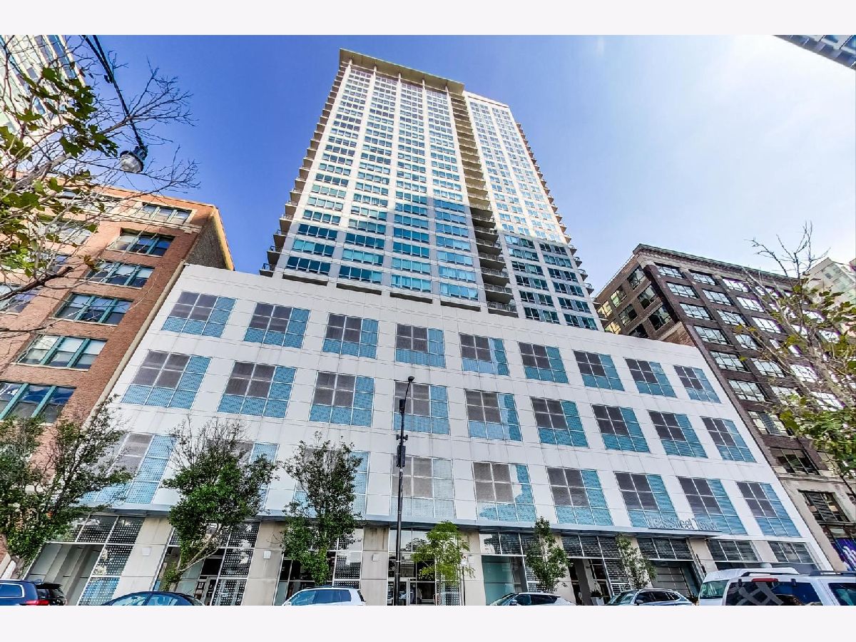 Condominiums Sold Wells Street Tower Chicago Illinois, 701 Wells