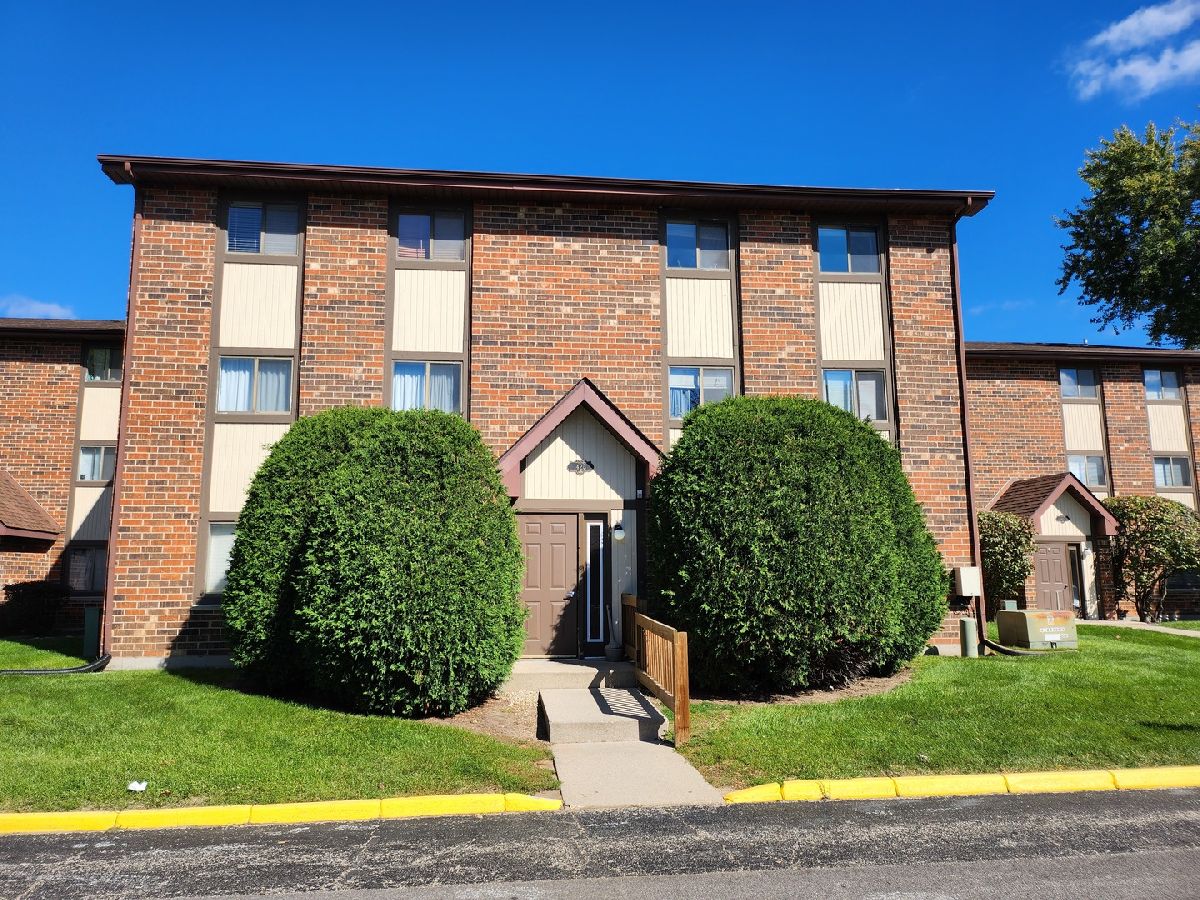 Condos & Townhomes Rented Crystal Chateau Crystal Lake Illinois, 423 Berkshire