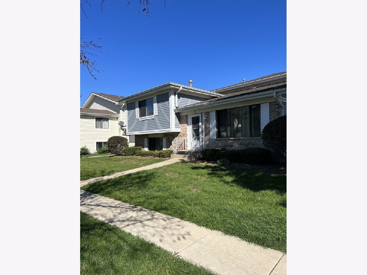 Townhomes & Condos Rented Winchester Warrenville Illinois, 2S763 Winchester