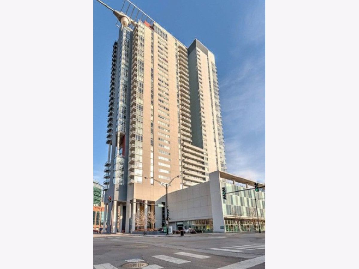 Condominiums Rented Skybridge Chicago Illinois, 737 Washington